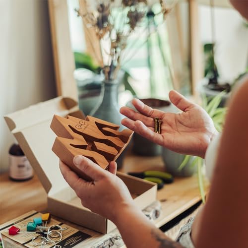 YY Vertical Mountain Decor Keyholder in Wood Wall Decor Ideal Gifts for Mountain Climbers 4 Key Rings Included Perfect for Mountain Lovers